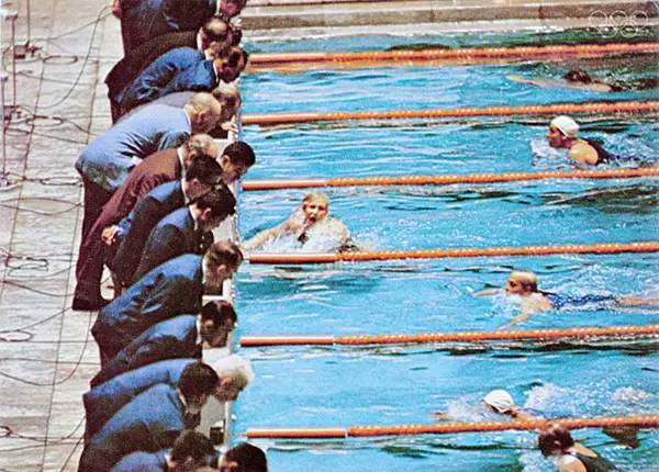 1964年东京奥运会,颜色鲜艳的尼龙泳衣