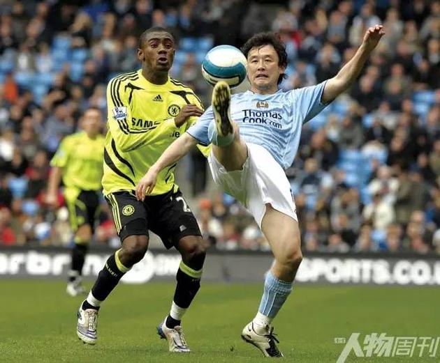 2008年4月5日,孙继海(右)出战曼城与切尔西的比赛