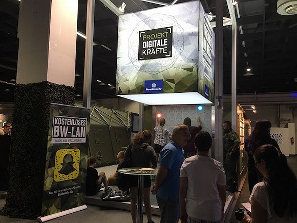 在展位一侧,德军还设置了小游戏,游客参与之后可以拿到小礼品。