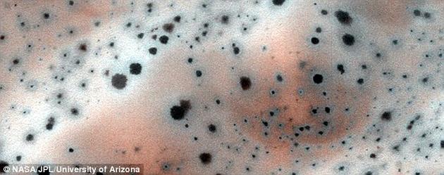 这张图看起来像是培养皿中的细菌，但它们实际上是火星上的沙丘。沙丘是火星上最常见的地貌之一。