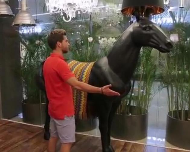 乌克兰旅游节目来深圳 200元买组装手机惊呆主