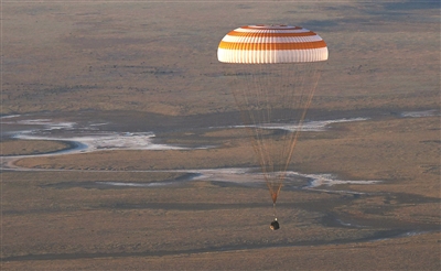 　　9月7日，载有3名宇航员的“联盟TMA-20M”飞船安全返回地面。图为“联盟TMA-20M”飞船返回舱准备在哈萨克斯坦的杰兹卡兹甘着陆。新华社/法新