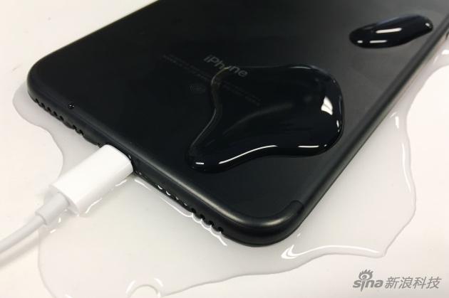 iPhone终于加入了防水功能(仅为评测做破坏性尝试请勿效仿)
