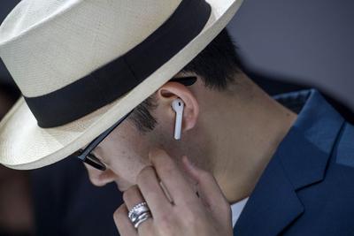 ����AirPodsӲ�����ȱ�� ��ס����һ�߶���������