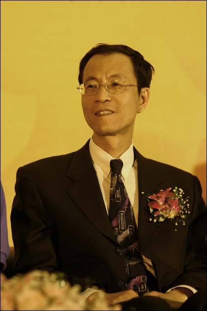 为什么社交网络总少不了“键盘侠”? 老榕,凭借一篇恰到好处的足球评论成为了意见领袖,以及中国电子商务第一批弄潮儿。如今,大批的公众号写作者和草根作者正想复制他的成功之路。