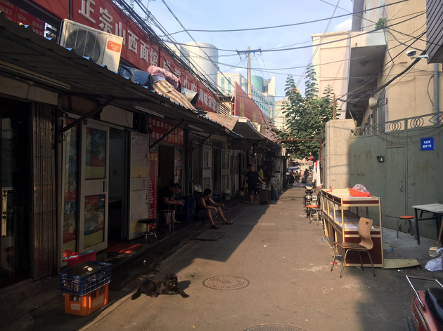 一切为了销量:独家调查黑外卖频出的网餐平台如何“自杀” 从磁器口到北京站这片区域来看,这种小作坊苍蝇馆子的数量要远远多于正规的餐厅。