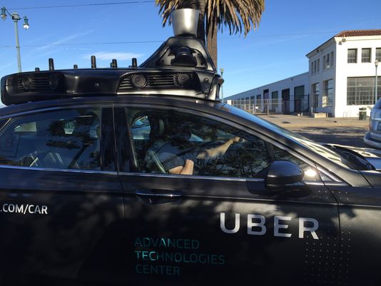 在旧金山街头测试的Uber无人驾驶汽车