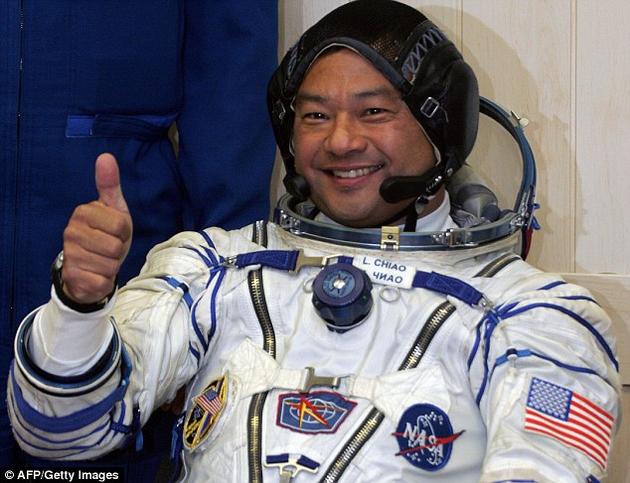 前NASA宇航员焦立中（Leroy Chiao）曾在太空中生活过230天，他指出，有些人认为我们是宇宙中独一无二的生命，这种想法是很“自负”的。焦立中近日发表了一篇文章，指出“比邻星b”的发现证实了他对外星生命的猜想，并提出警告称，地球的前景也许并不乐观。