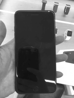 加价面交亮黑iPhone7P无法开机