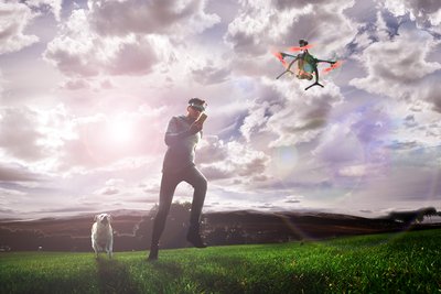 用户佩戴亿航VR眼镜通过“自动跟随”功能体验GHOSTDRONE 2.0智能无人机