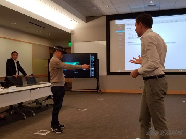张志东体验HoloLens