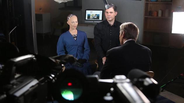 图为索菲亚和创造者大卫·汉森正在与查理·罗斯对话。