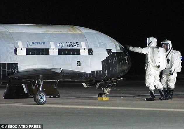 图为2010年12月3日，范德堡空军基地的工作人员在飞机降落不久后对其进行检查。