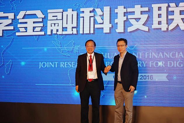 图注:清华大学交叉信息院院长姚期智与蚂蚁金服总裁井贤栋
