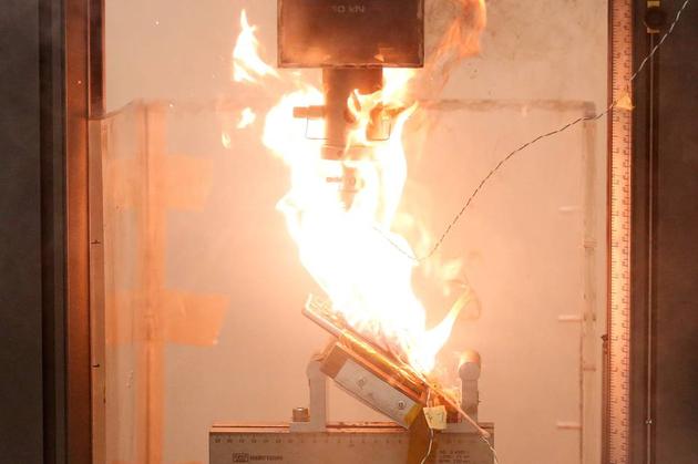 在实验室中测试起火的Note 7手机