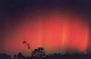 2003年10月29日，“萬圣節(jié)事件”引發(fā)的極光。攝于Houston, Texas（緯度相當(dāng)于我國重慶）
