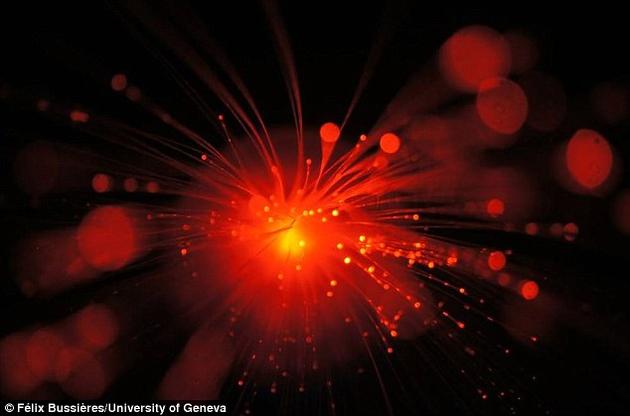 研究人员近日实现了量子远距传输在实验室之外达到的最高速度。他们利用一套实际的城市网络，把一个光子的量子态传输到了3.7英里(约合6公里)之外。图为用来储存相互纠缠的光子的晶体。