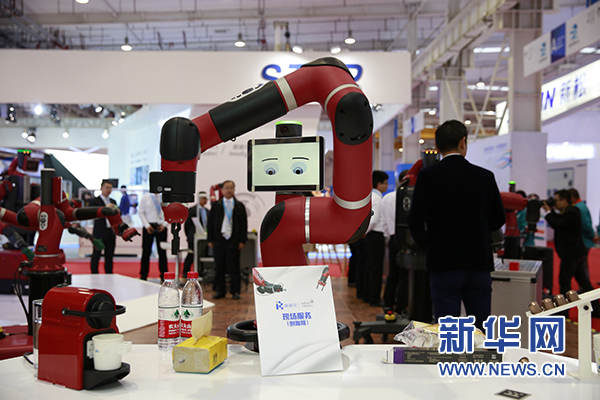 展区内，一款智能协作机器人在展示冲泡咖啡服务。（新华网 鲁聃玉文摄）