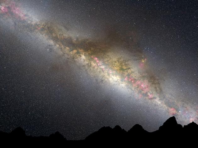 夜空中主要是银河系中正值中年的恒星。我们可以看到厚厚的宇宙尘埃，就像“污染物”一样，其中还有一些恒星正在形成时喷发出的粉红色星云。夜空中繁星密布，无数的星星在竞相闪烁。