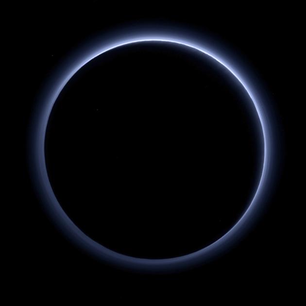 冥王星探测器:新视野号冥王星探测数据全部传回:总量超50G 冥王星背光图像。新视野号离开冥王星时拍摄,可以明显看到冥王星大气层内的霾层