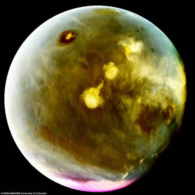 2016年7月9日~10日拍摄的火星紫外波段图像，假彩色，左上角为火星最高的山峰——奥林匹斯火山