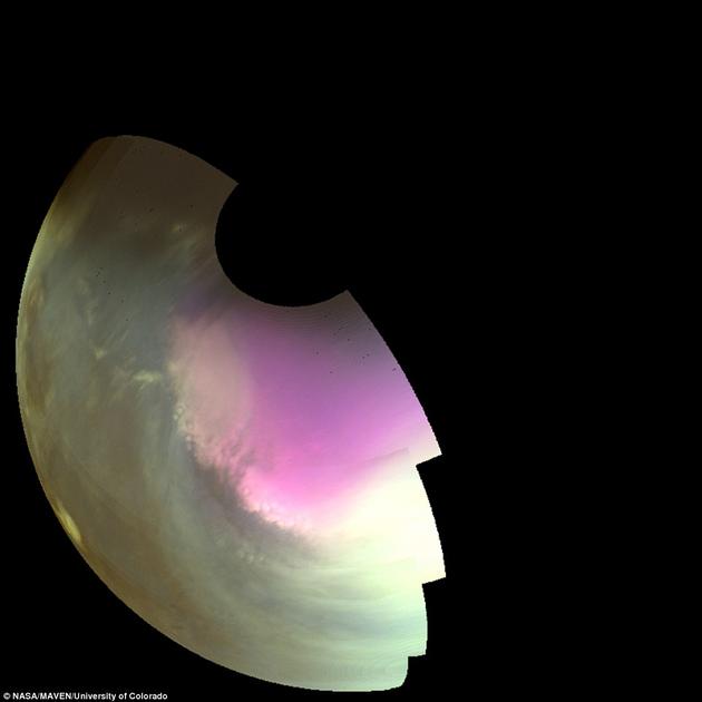 这是2016年7月10日由MAVEN飞船拍摄的火星南极附近地区的紫外波段影像，此时正值南半球的初春时节。图像中暗色区域是岩石地表，而浅色区域主要是云层、尘埃和雾霾。南极地区大片浅色则是<a class=
