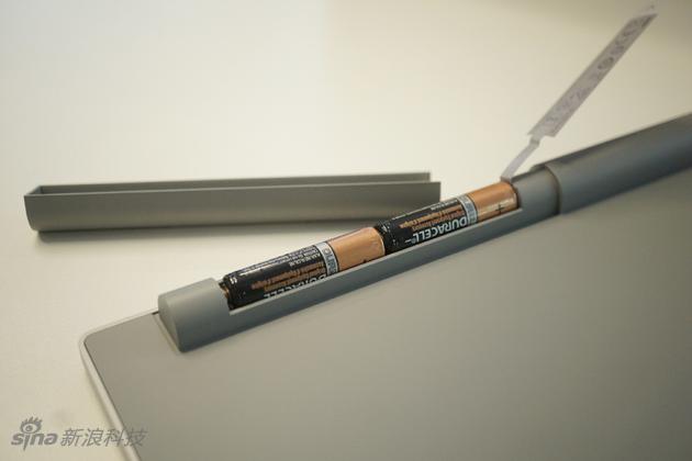 电池盖采用磁性设计