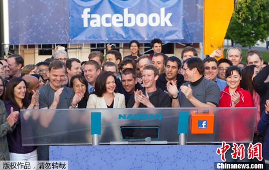 资料图片:扎克伯格在加州的Facebook总部远程敲响了开市钟。
