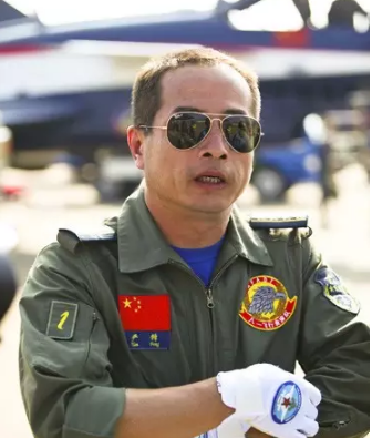 ▲2012年时任空军某部师长，同时也是八一飞行表演队一系列动作的设计者严峰（央视网）