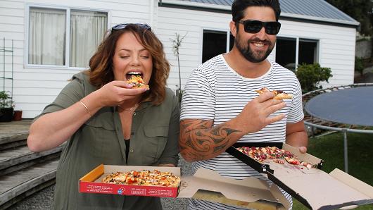 艾玛和约翰尼-诺曼夫妇品尝无人机递送的批萨