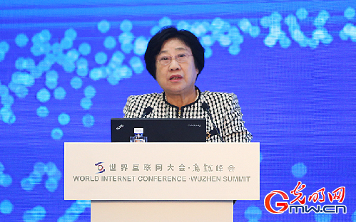 中国电子信息行业联合会常务副会长曲维枝发表演讲 光明网记者 孙佳涵/摄
