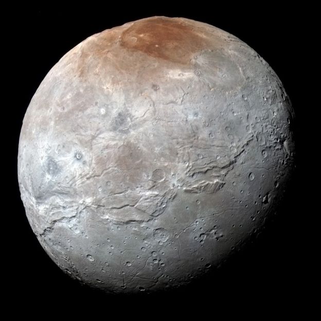 冥卫一的高清图像。这颗卫星几乎永远正对着冥王星上的斯普特尼克平原