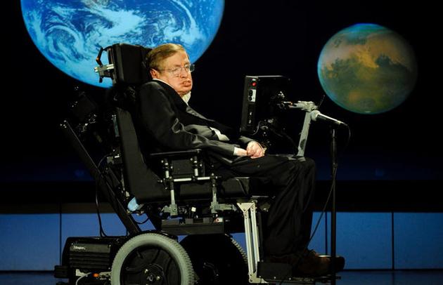 图为史蒂芬·霍金教授于2008年4月21日在乔治·华盛顿大学发表演讲，解释了人类为何要进入外太空的原因。