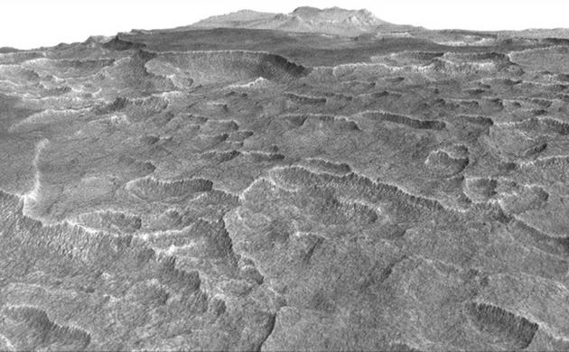该图像经过垂向比例拉长，展示火星乌托邦平原地区一些造型奇特的撞击坑结构。近期利用火星勘测轨道器的研究表明该区域地下存在大量水冰，其水量超过地球上最大的淡水湖：苏必利尔湖