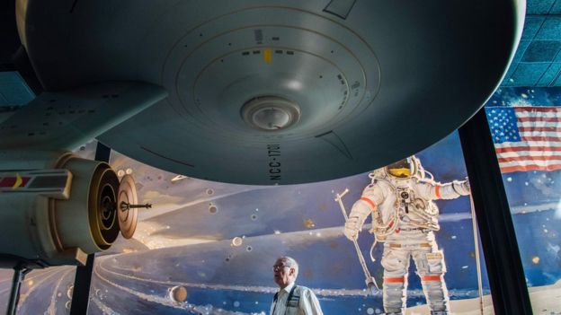 图为“企业号”宇宙飞船模型，其中采用了曲速引擎技术。