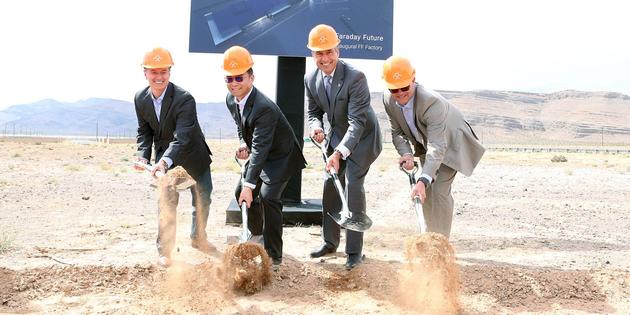 法乐第工厂开工仪式，右二为内华达州州长。