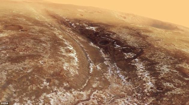 　　根据欧空局“火星快车”探测器（Mars Express）拍摄的图像，欧空局科学家们合成了一段视频，展示了飞越全长600公里，深2公里的“马沃斯峡谷”（Mawrth Vallis）上空的景象，这条峡谷位于火星北极高纬度平原与更南部的高地之间