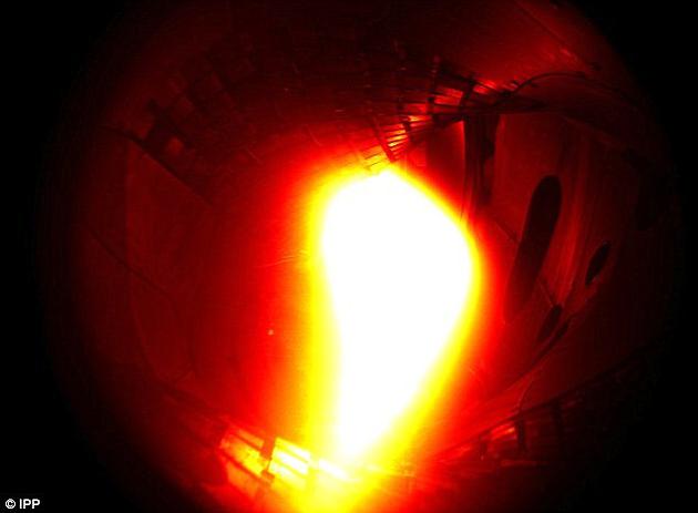 仿星器“Wendelstein 7-X”产生的等离子体,它主要由氦组成,温度高达100万摄氏度。在接下来数年中,“W7-X”将继续测试核聚变装置中将要面对的极端环境。