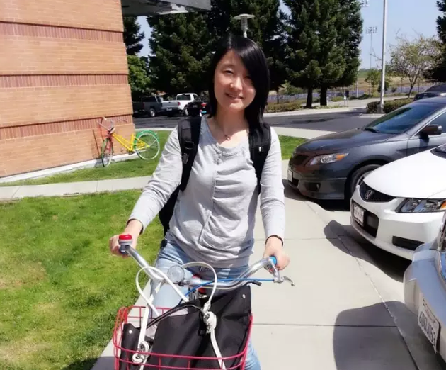 高茵茵 2013 年夏在谷歌总部所在的 Mountain View 出差，骑的是 Google 自行车。