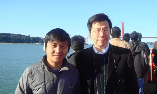 2006 年底谷歌中国的工程师们一起去美国出差。左一为许丞，他右手边是李开复。