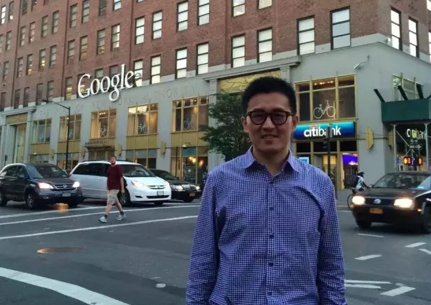 王成仓 2015 年到谷歌纽约总部出差，在谷歌大楼前留影。