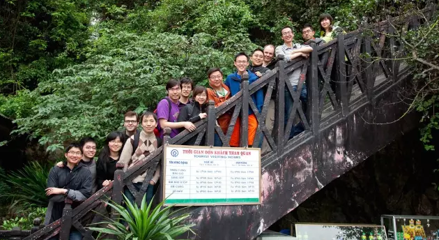 　　谷歌决定离开中国后，团队老大 Jared Smith （右四）在回美国前，带着产品经理团队去越南做了最后一次团建。右五是小米创始人洪峰，李珲身着桔色外衣。