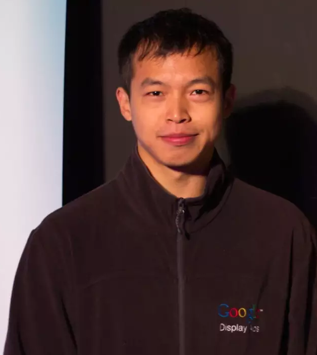 Display Ads 达到了年度目标，公司给每人发了一件纪念衫。