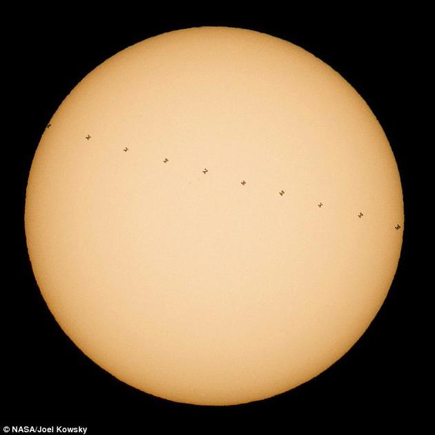 这张照片摄于加州纽伯利公园，图中为2016年12月17日、载有六名宇航员的国际空间站以每秒5英里（约合8公里）的速度从太阳前方经过时，在太阳上留下的剪影。