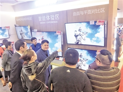 昨日，观音桥一电器商场内部分电视机价格小涨。 本报记者 苑铁力 摄