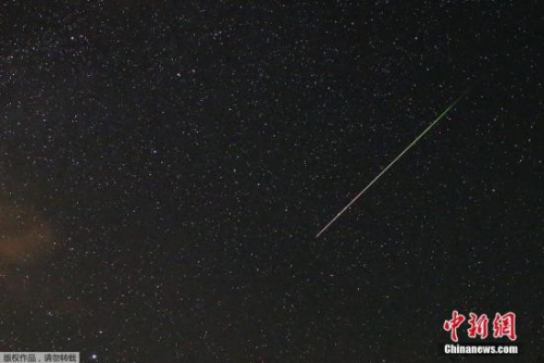 由美国境内发射火箭带上太空的骨灰将重返大气层,化作流星,燃烧完毕。