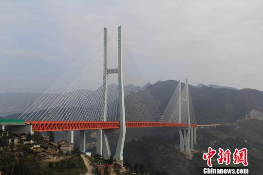 图为，北盘江第一桥跨越云贵两省　隋业辉　摄