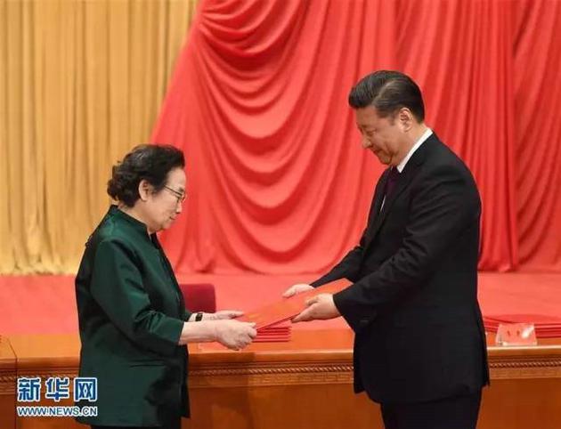 1月9日,2016年度国家科学技术奖励大会在北京人民大会堂隆重举行。中共中央总书记、国家主席、中央军委主席习近平向获得2016年度国家最高科学技术奖的中国中医科学院屠呦呦研究员颁奖。新华社记者 李学仁 摄