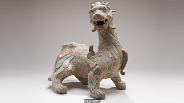 希腊神话中的“客迈拉兽”(嵌合体chimera音译)是一头狮首、羊身、蛇尾的、会喷火的怪兽。