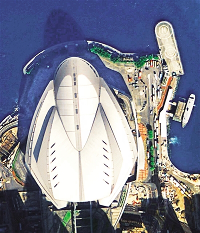图为香港会议展览中心，呈现飞鸟展翅的形态，建筑顶部窗户清晰可见。
（中国航天科技集团公司供图）